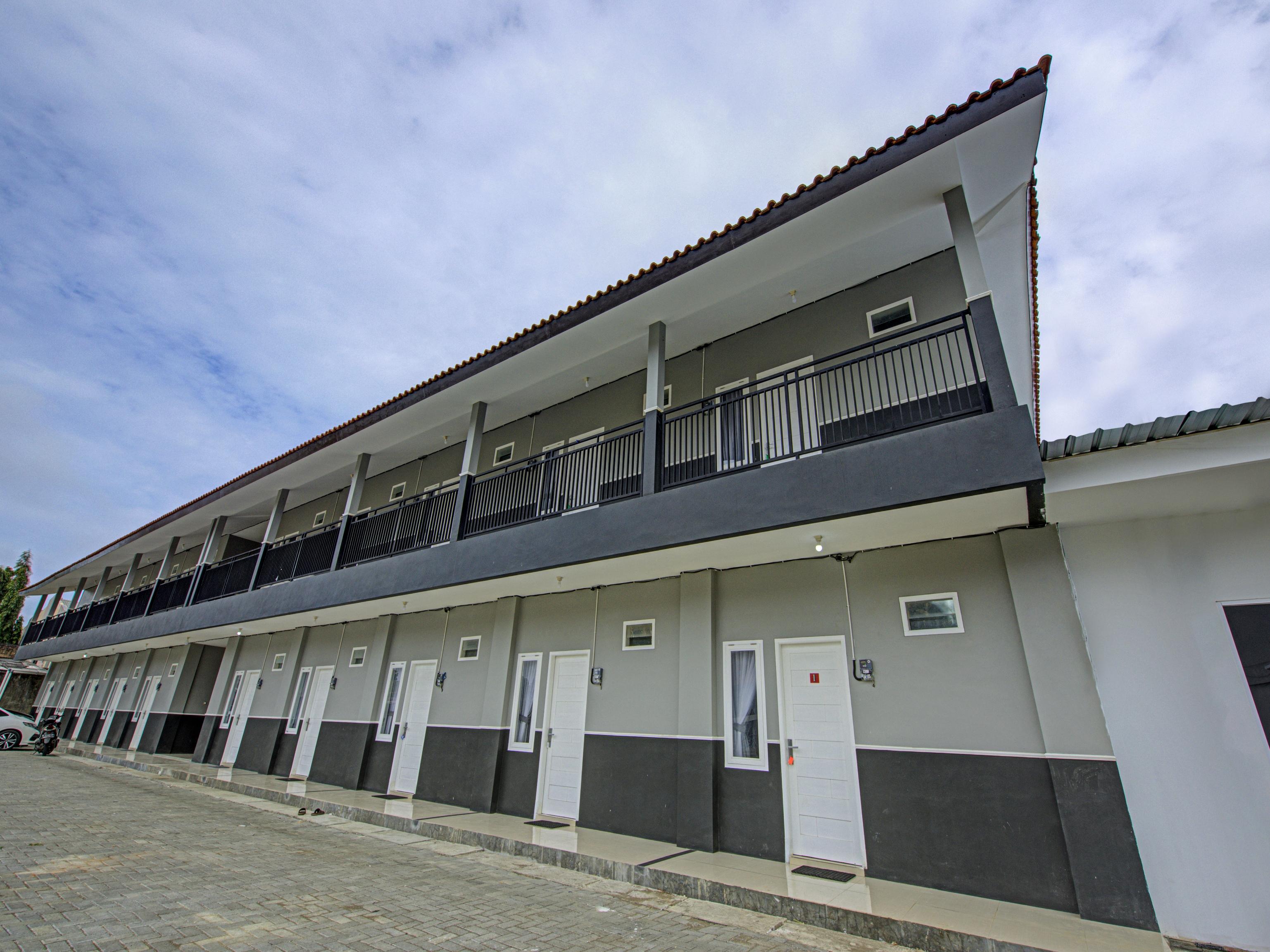 Oyo 3841 Wisma 25 Cilacap Esterno foto